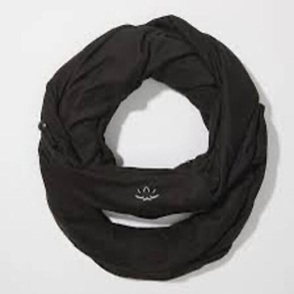 NWT Beyond Yoga Hidden Pocket Infinity Scarf Black - Picture 4 of 7